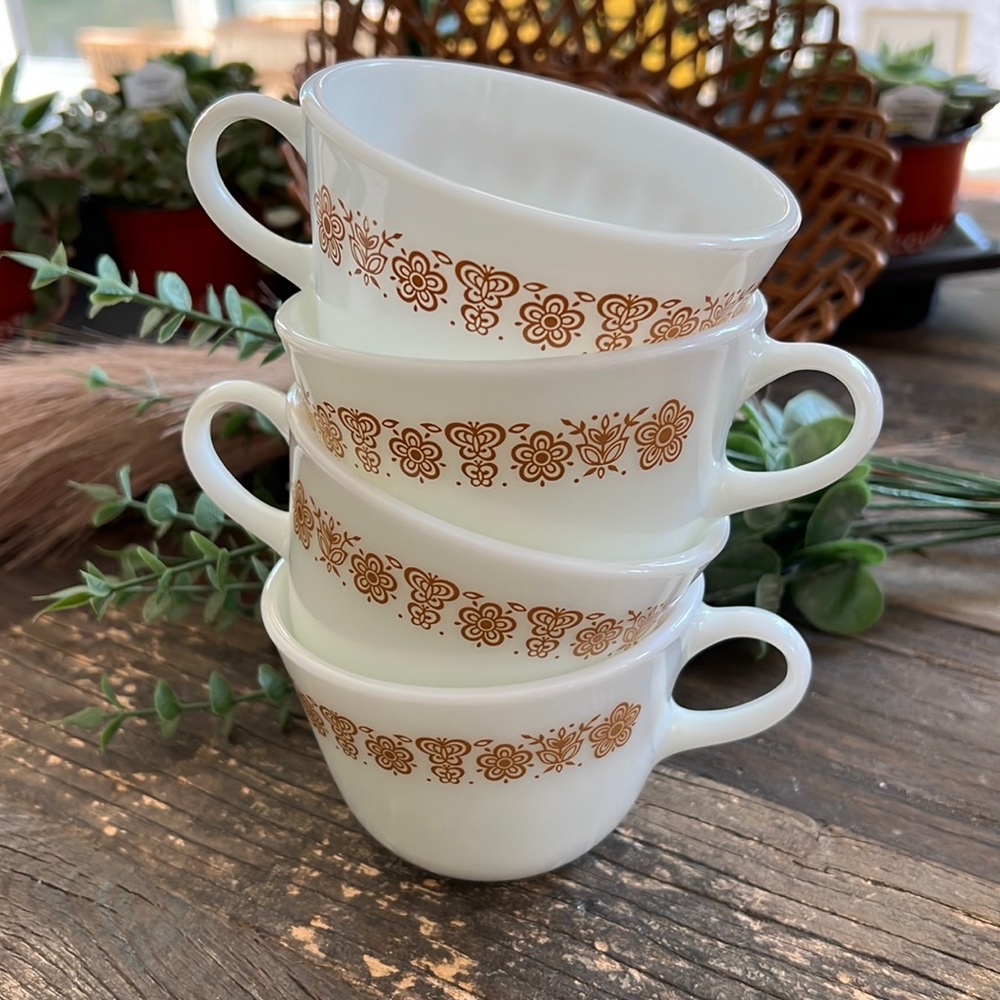 VINTAGE Pyrex milk glass coffee cups - set of 4 - like NEW